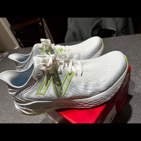Size 10 New Balance Running shoes - Picture 1 of 6